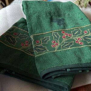 NWOT 2 Lenox Green and Red Holiday Towels